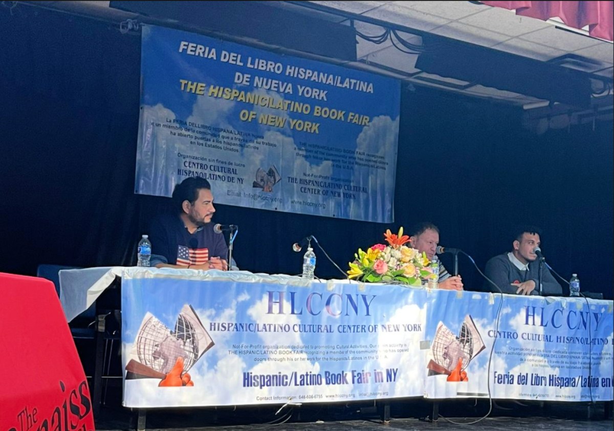 José Martínez presentó Your English is Great, But… en la 19ª Feria del Libro Hispana/Latina en Queens